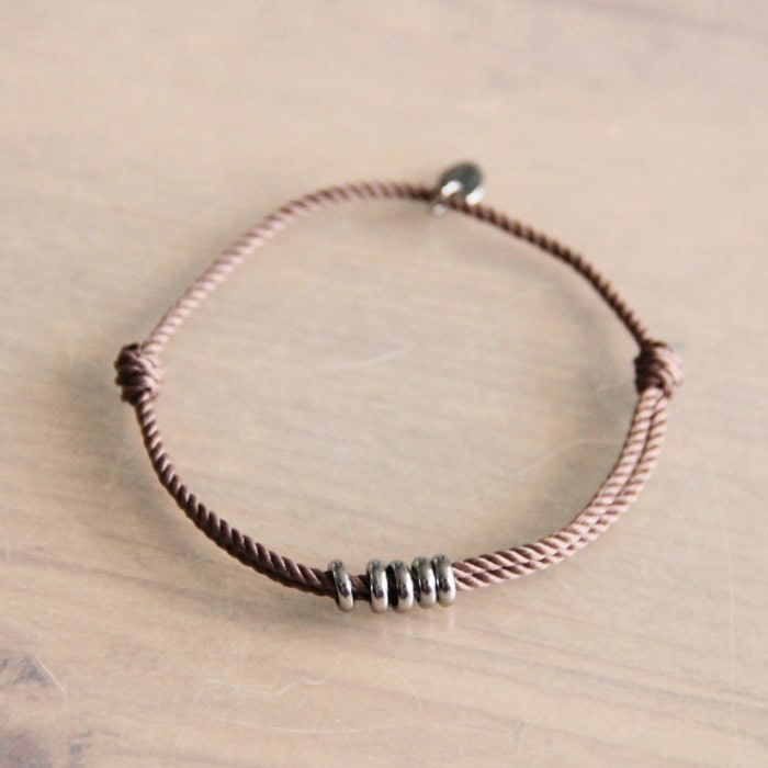 Twisted koord armbandje met ringen – mauve/zilver