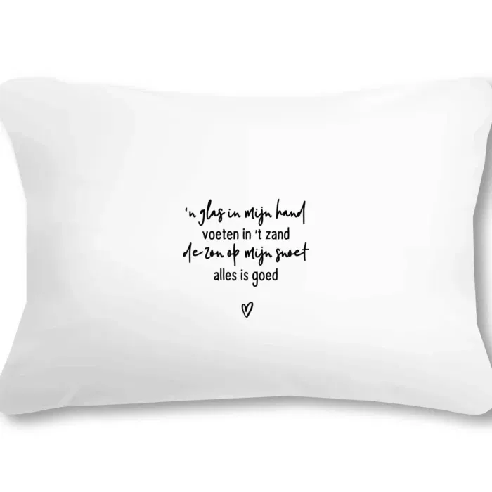 Buitenkussen met gedicht 'Een glas in mijn hand, voeten in 't zand...' 50x30cm - wit
