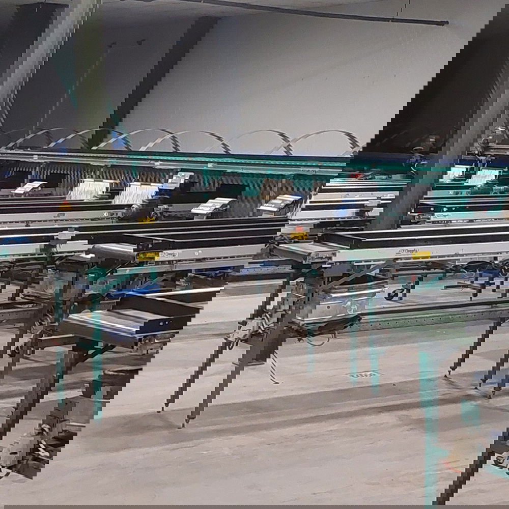 A factory hall where a 6-lane Greefa sorting machine plays a central role in sorting apples.