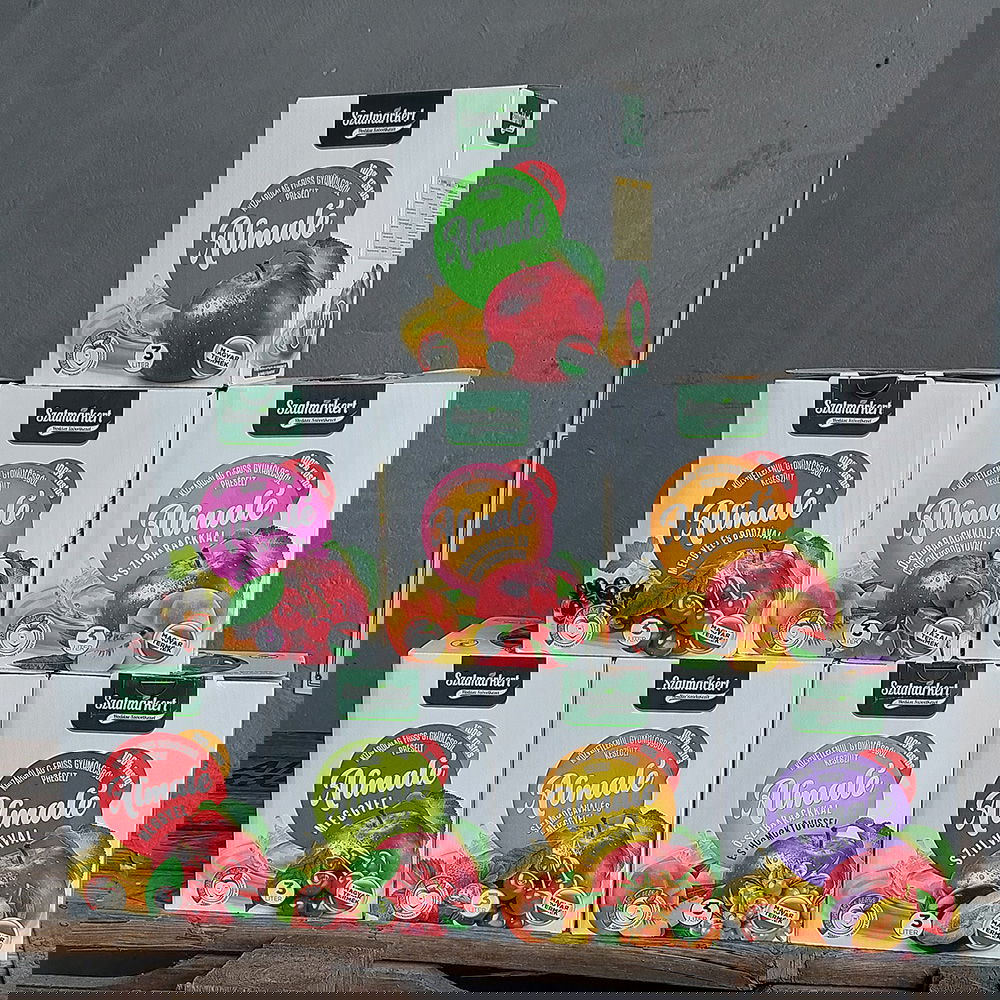 Verschillende smaken vruchtensappen zijn gestapeld in de vorm van een piramide in de landwinkel van Almakúti.