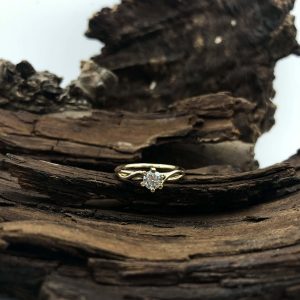 handgemaakte gouden botanische elegante solitair ring met gele ronde briljant steen