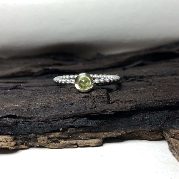 Bolletjesring met geelgouden kuip en peridot - Afbeelding 3