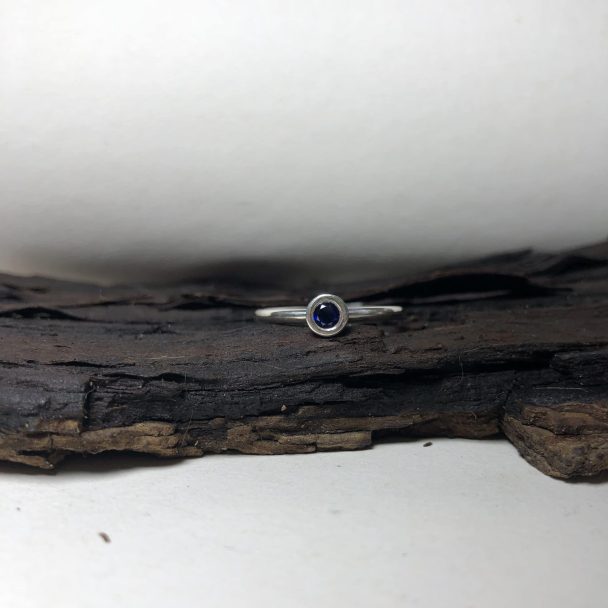 zilveren insteek aanschuif stapel ring met donker blauwe echte saffier