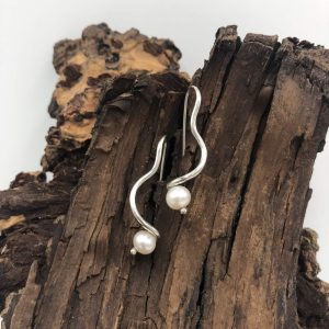 lange krullende zilveren witte parel oorbellen design