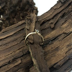 subtiele unieke gouden ring met toermalijn donker groene steen