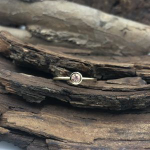 subtiele handgemaakte gouden ring met roze steen