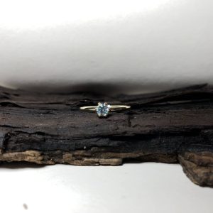 gouden solitair met topaas