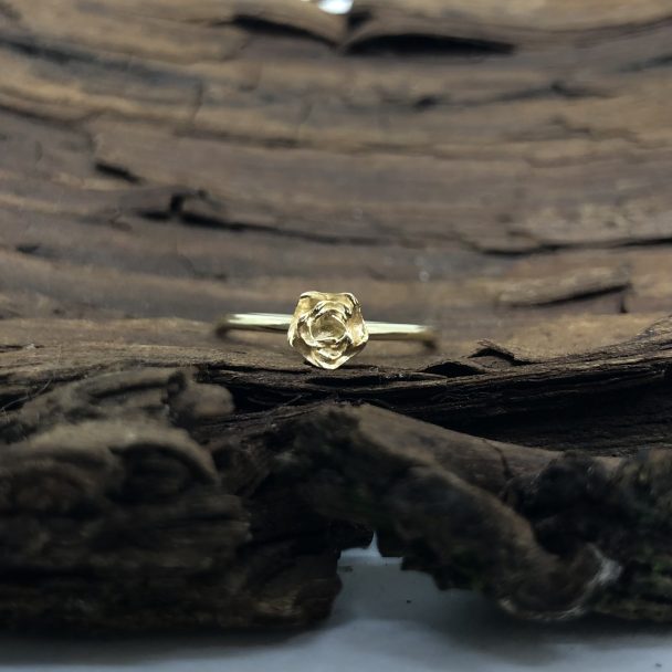 handgemaakte botanische gouden ring met natuurgetrouwe roos