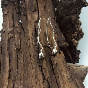 lange zilveren oorbellen met een realistiche tulp bengelend natuurlijk botanische oorhangers
