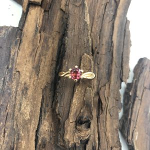 gouden ring met roze toermalijn steen.