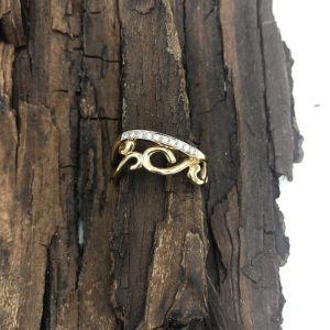 gouden statement ring met krullen en diamant briljant steentjes