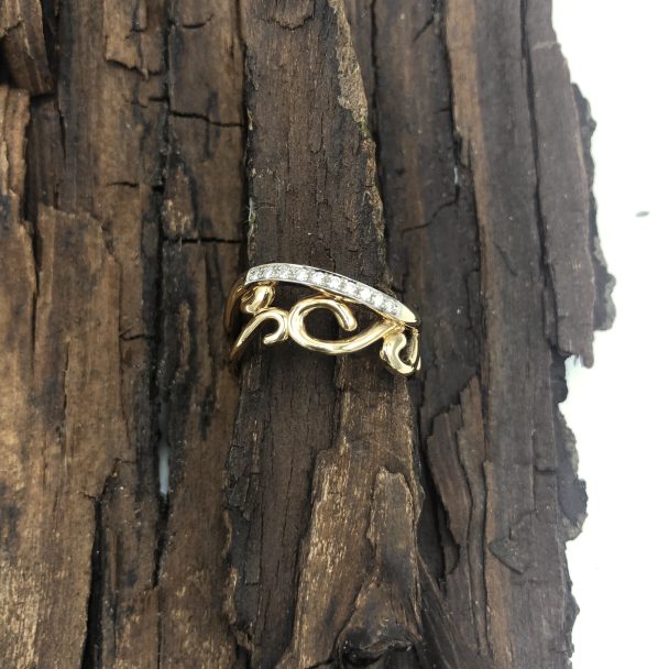 gouden statement ring met krullen en diamant briljant steentjes