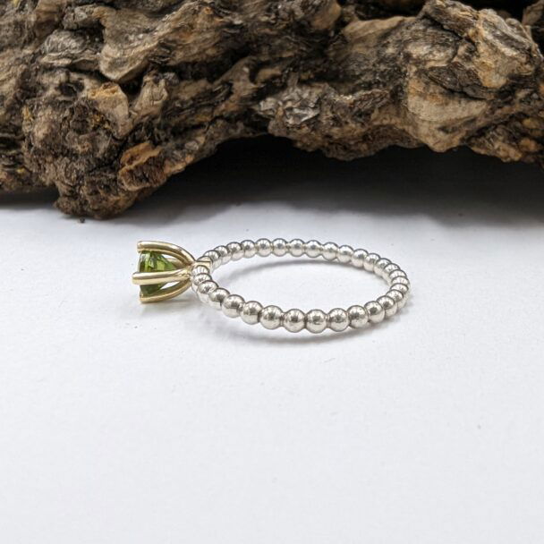 bolletjesring met peridot in gouden chaton - Afbeelding 2
