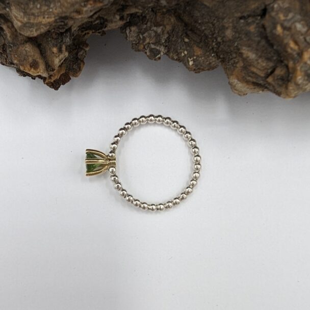 bolletjesring met peridot in gouden chaton - Afbeelding 3