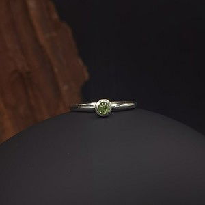ring met groene steen