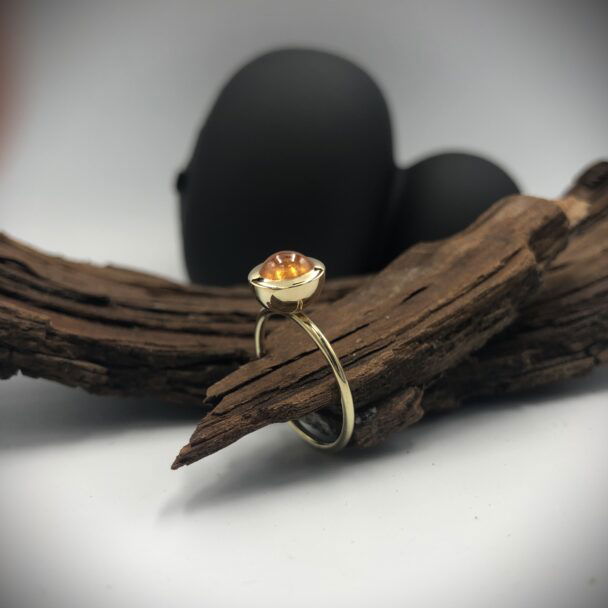 Ring met oranje steen