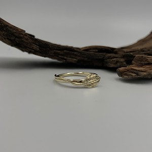 Gouden ring met rozenblad