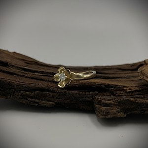 "Hibiscus" gouden ring met moissaniet