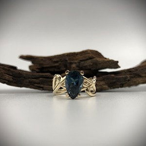 "Barok" gouden ring peer geslepen Topaas