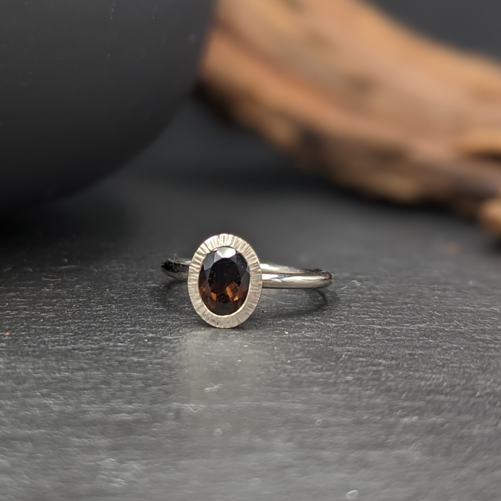 ring met bruine steen