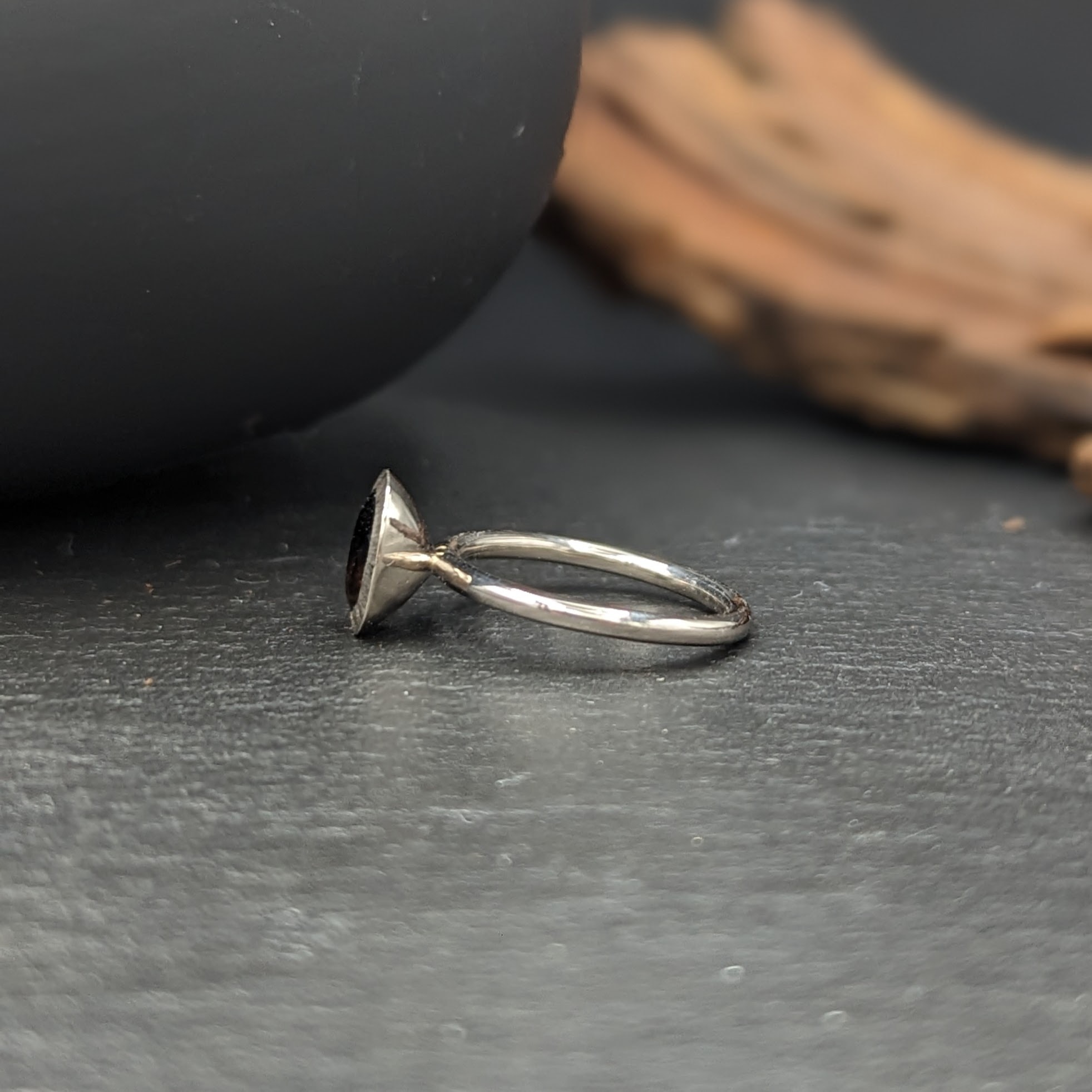 witgouden ring met rookkwarts