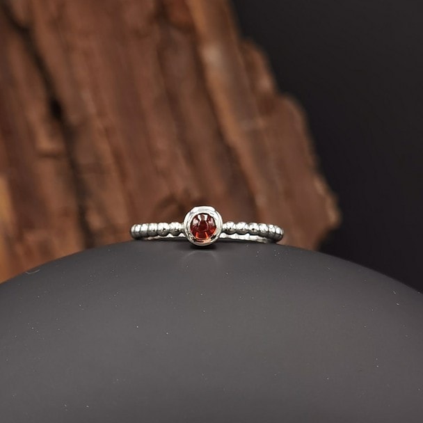 ring met rode steen