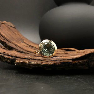 ring met groene steen