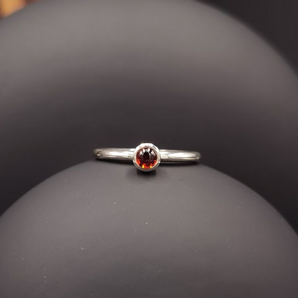 ring met rode steen