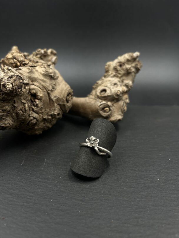 'Floral Elegance' ring