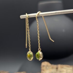 lange gouden oorbellen groene steen