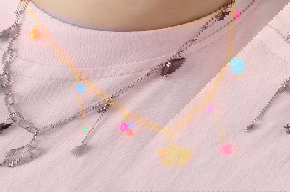 Kleurrijke dames ketting met charmanten sieraden, perfect voor elke gelegenheden.