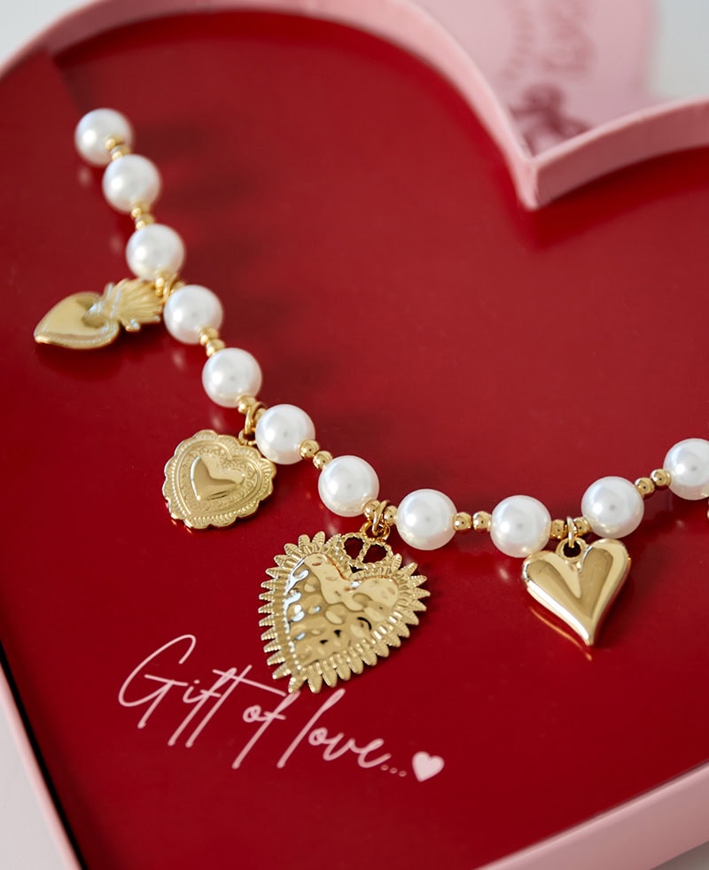 1. Parelketting met gouden hart- en liefdesharten, sieradenset voor dames.