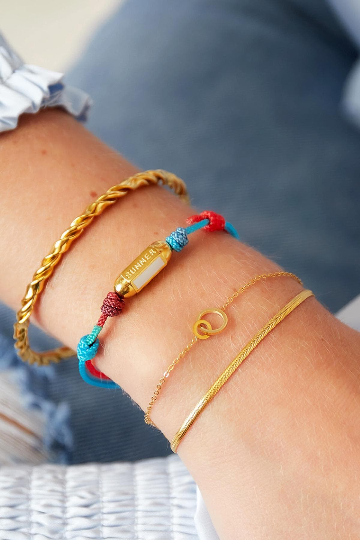 Dubbele Armband verbonden cirkels goud aan pols