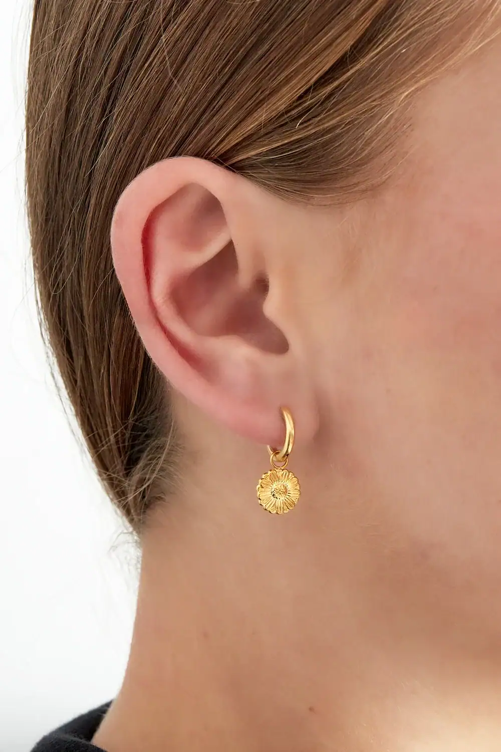 Sweet Daisies oorbellen goud in oor