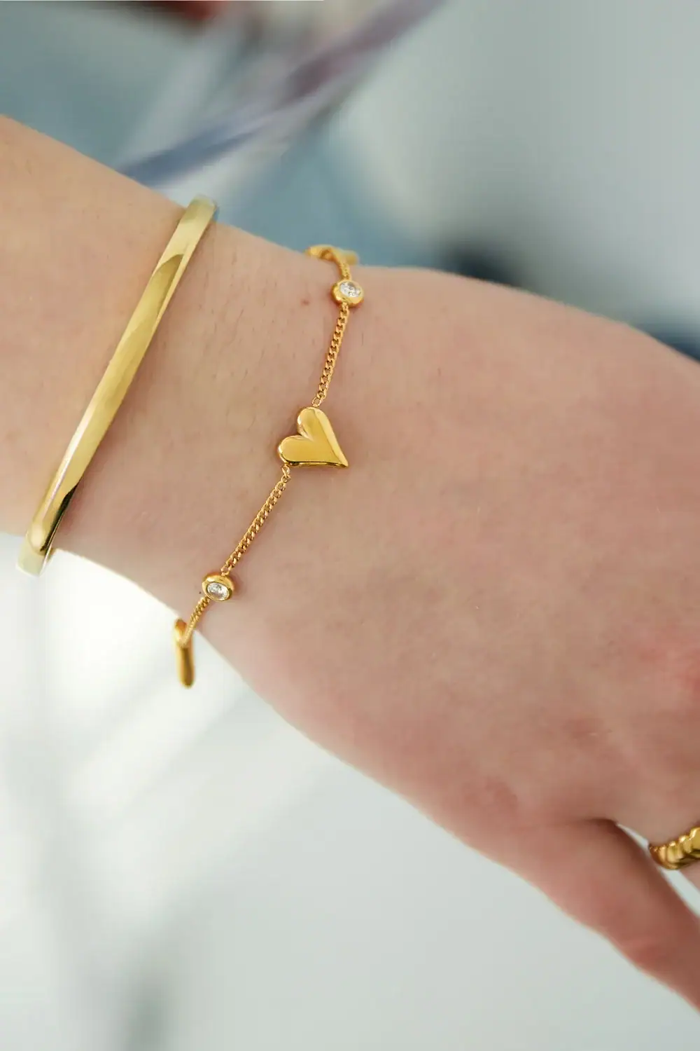 Armband Gleaming Love Goud om pols