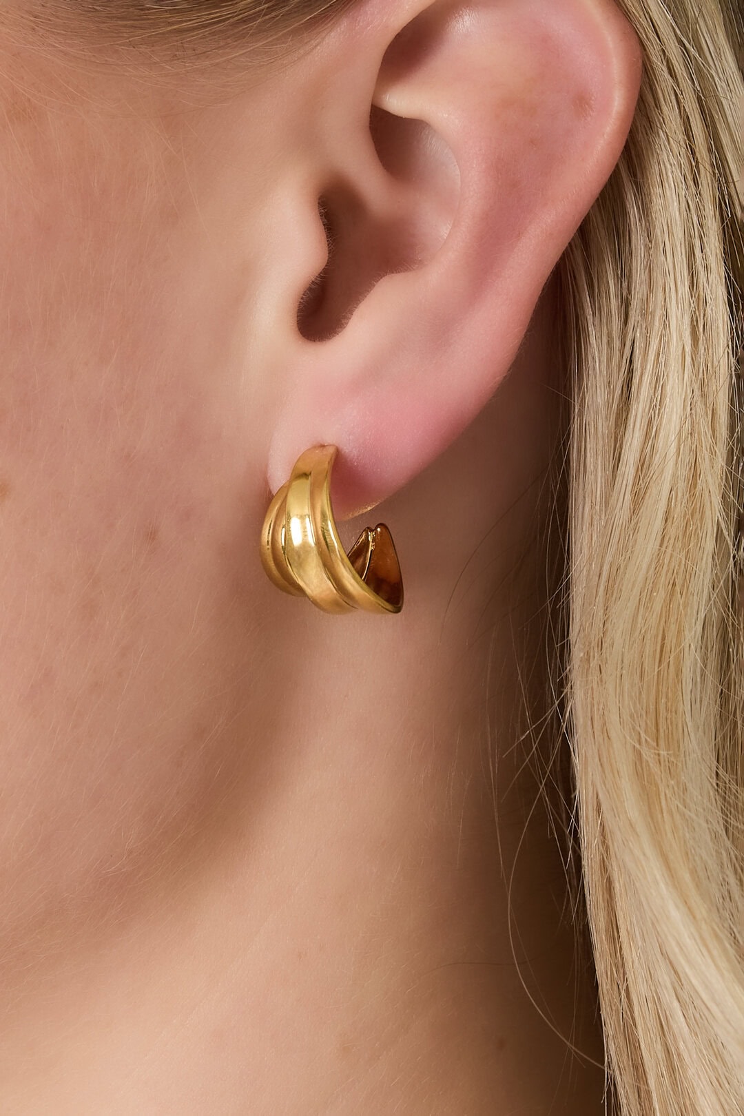 Vintagelook Lusoorbellen goud in oor