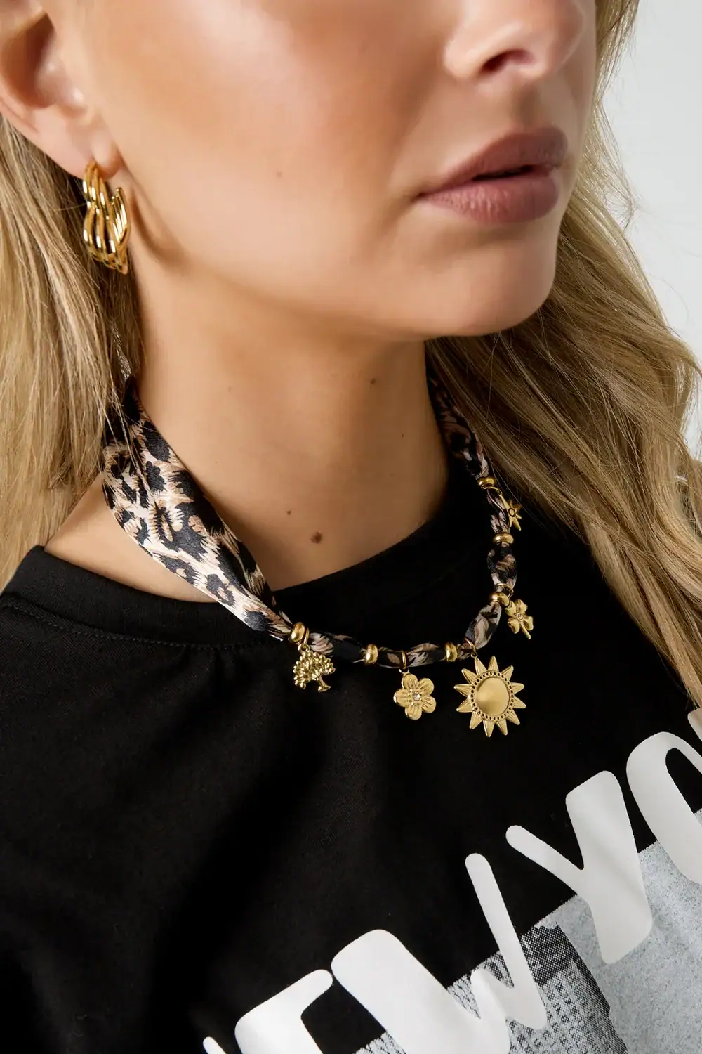 Bedelketting Sunshine Met Panterprint Sjaaltje om nek