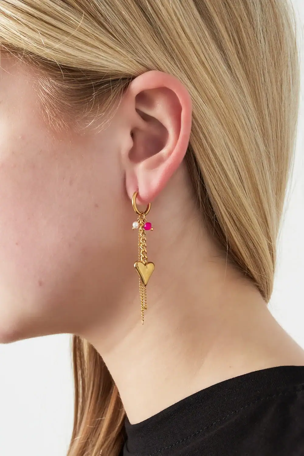 Trendy Oorbellen Hart en Steentjes roze in oor