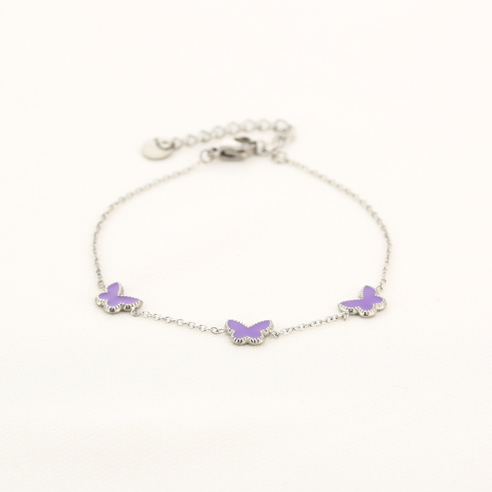 Armbandje met paarse vlinders