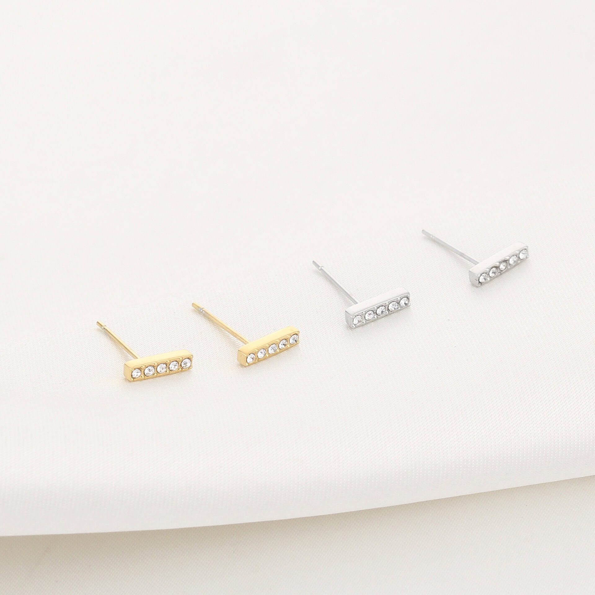 Oorknopje bar studs met zirkonia