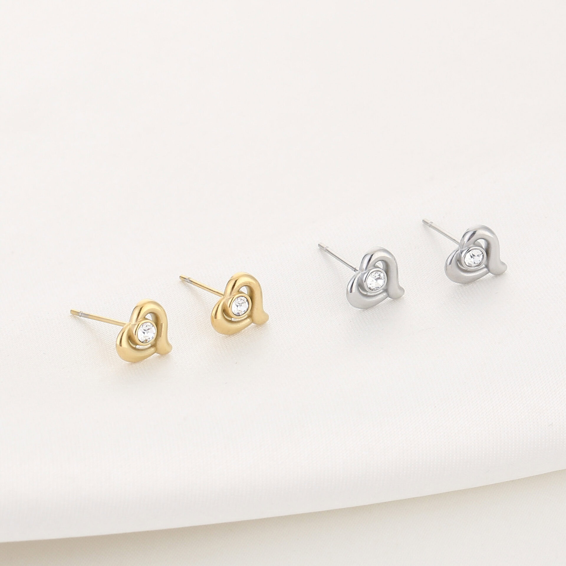 Oorknopje hart met zirkonia