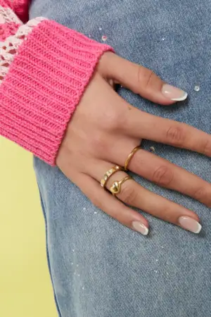 Ring Met Steentjes Goud aan hand