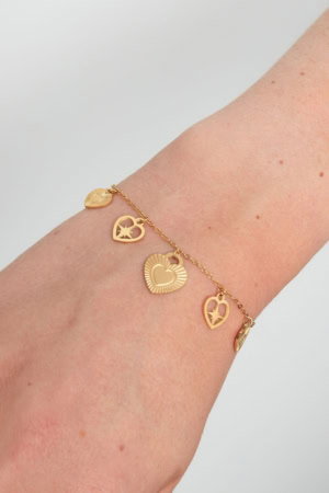 Armband met Hartvormige Bedels goud om pols