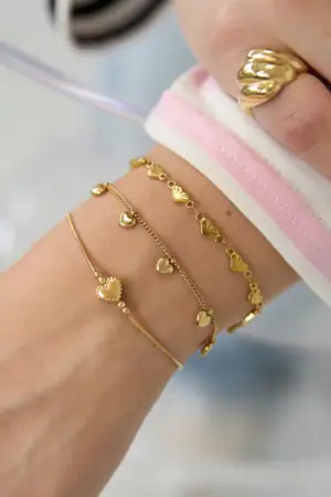 Minimalistic Heart Bracelet om pols met meerdere armbanden