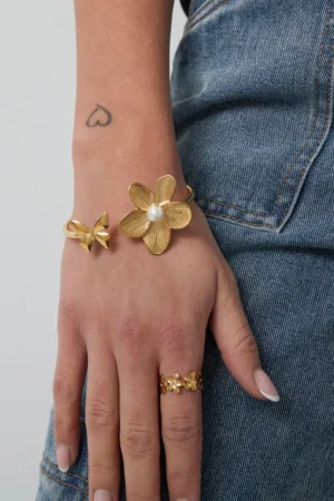 Armband Flower & Butterfly Goud om pols