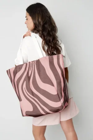 Mega Canvas Shopper Zebra Print Bruin/Roze op persoon close up