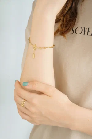 Armband Infinite Grace Letter M om hand