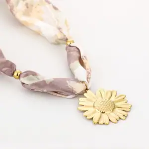 Sjaaltjesketting Met Bloemenhanger