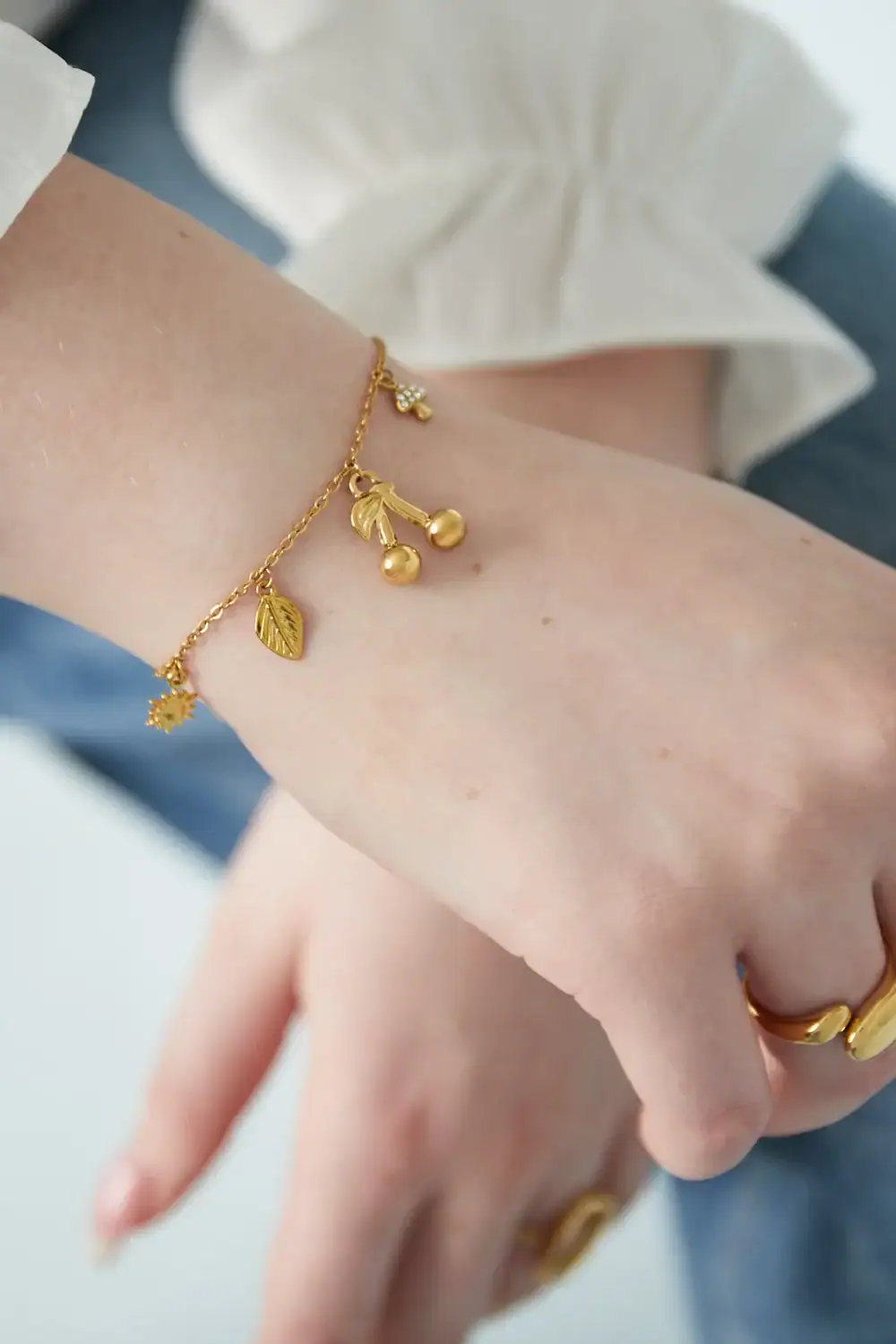 Armband Cherry Bliss – Goud om pols