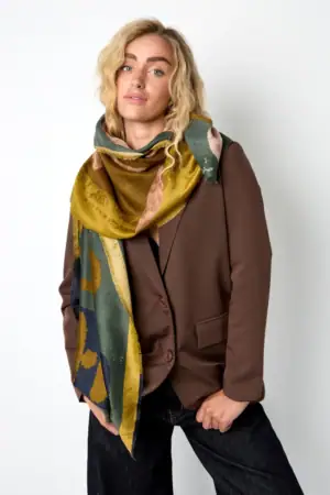 Sjaal Trendy Bloemenprint – Groen op persoon